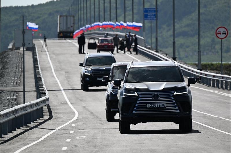 Inauguraron un puente que une Corea del Norte con Rusia
