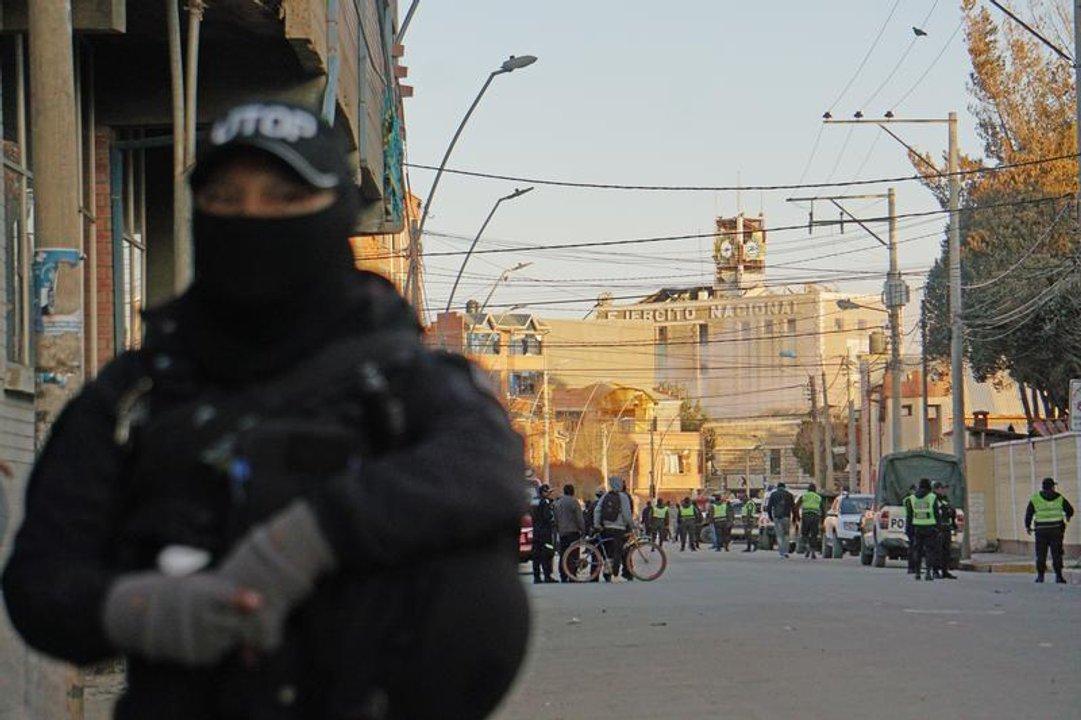 Aumentan a siete los fallecidos por explosiones en cuartel militar del occidente de Bolivia