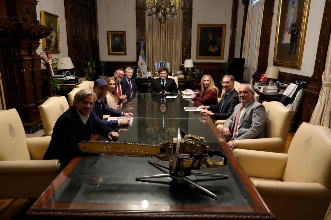 Milei se reunioacute en Casa Rosada con directivos de Tesla y autoridades de DayOne Data