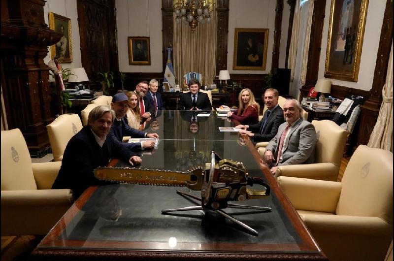 Milei se reunioacute en Casa Rosada con directivos de Tesla y autoridades de DayOne Data