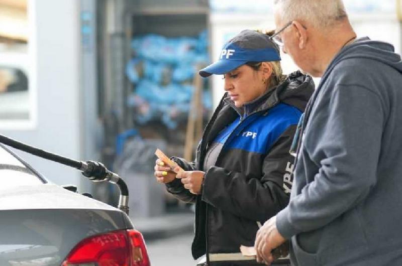 La recaudacioacuten por combustibles es la que maacutes crecioacute en la gestioacuten Milei pero los recursos no van a rutas