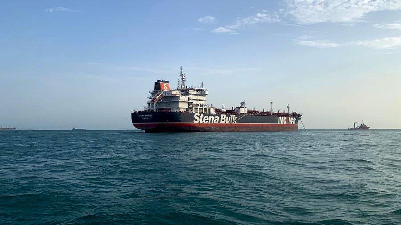 El precio del petroacuteleo roza los US100 en otra escalada de tensioacuten en el Estrecho de Ormuz