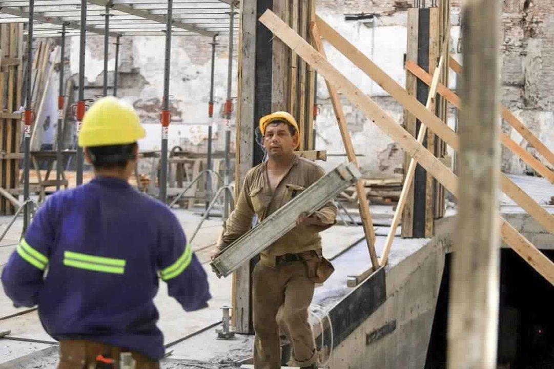La construccioacuten no remonta- cayoacute 45-en-porciento- en julio seguacuten el INDEC
