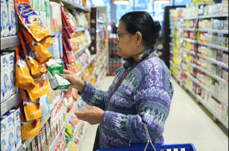 Efecto apreciacioacuten cambiaria- los alimentos y servicios en la Argentina se encarecen en doacutelares
