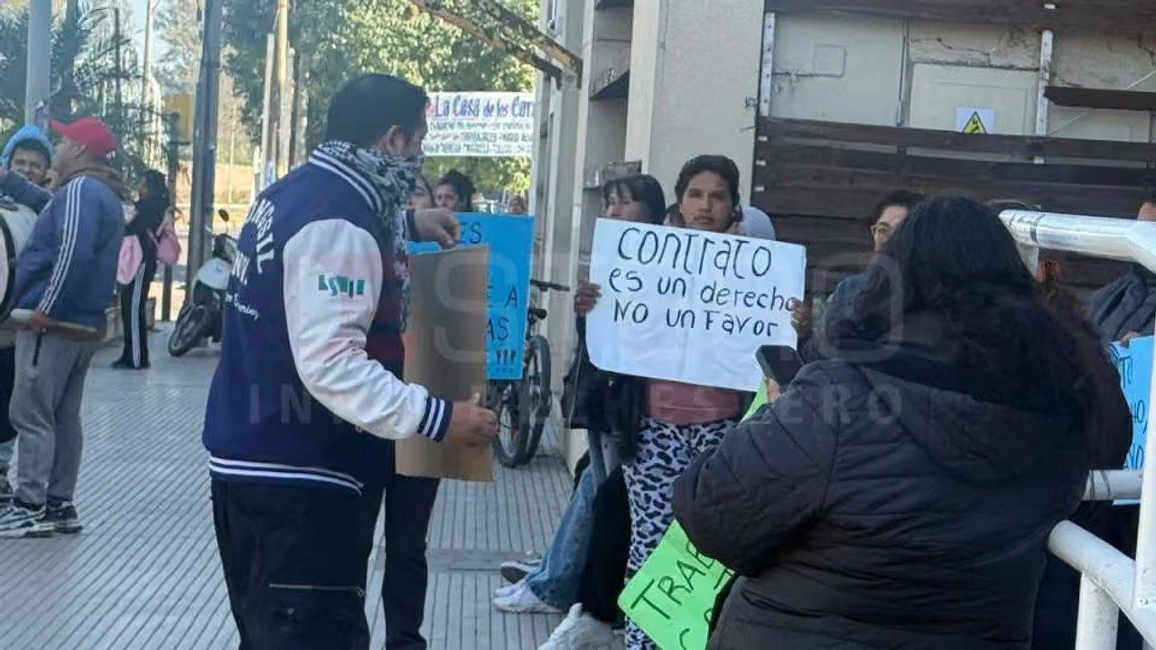 Cooperativistas protestaron frente al Municipio de La Banda por pagos y contratos en plena transicioacuten