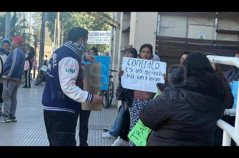 Cooperativistas protestaron frente al Municipio de La Banda por pagos y contratos en plena transicioacuten