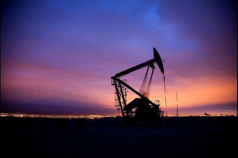 El petroacuteleo escala y vuelve a US100 ante mayor tensioacuten entre Estados Unidos e Iraacuten