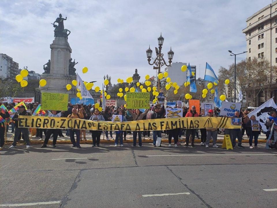 Endeudados personas con discapacidad y jubilados se movilizaron en paralelo a la sesioacuten de Diputados