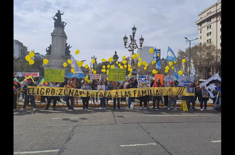 Endeudados personas con discapacidad y jubilados se movilizaron en paralelo a la sesioacuten de Diputados