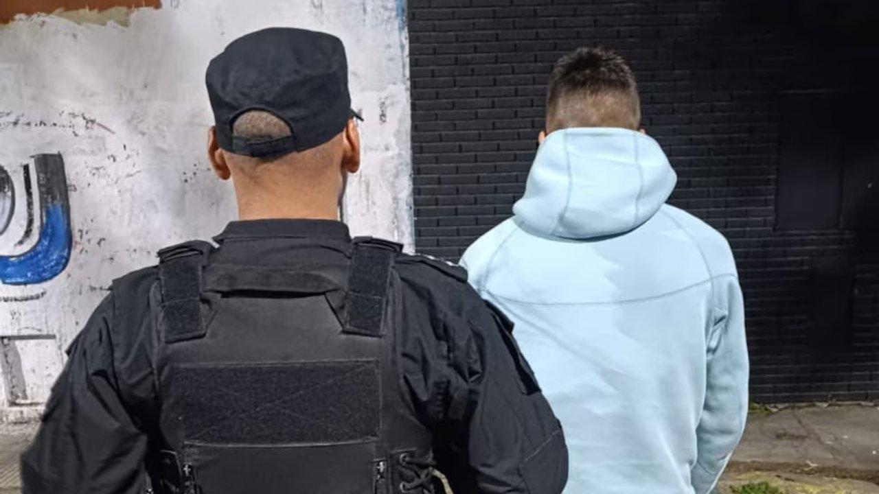 Un juvenil de Newellacutes fue apresado por tenencia de un arma