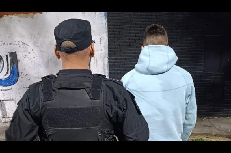 Un juvenil de Newellacutes fue apresado por tenencia de un arma