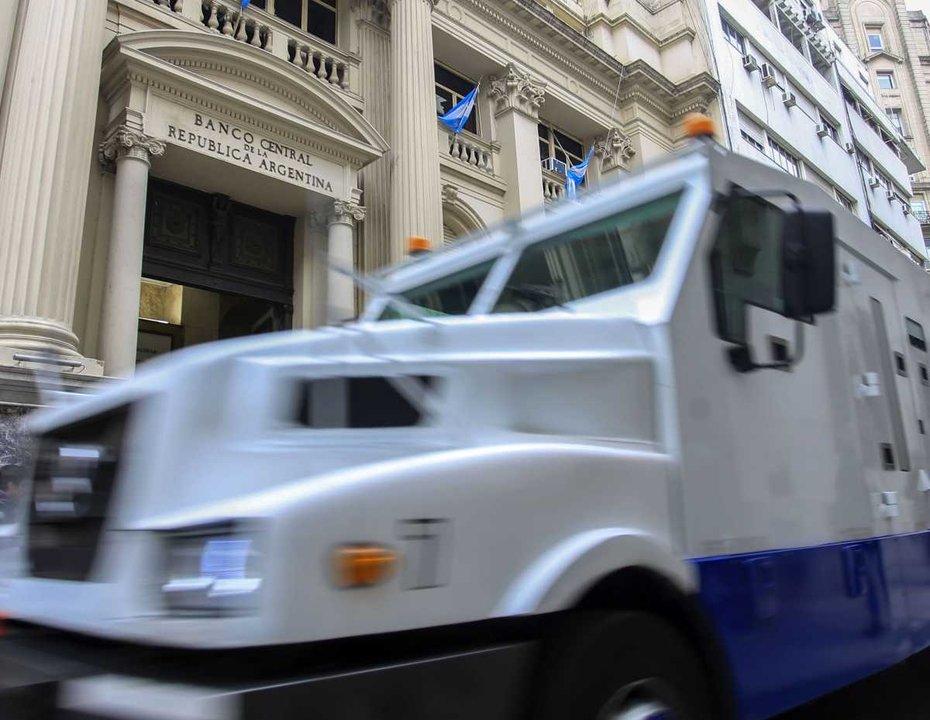 El Banco Central comproacute menos doacutelares y las reservas cayeron maacutes de US 110 millones diarios