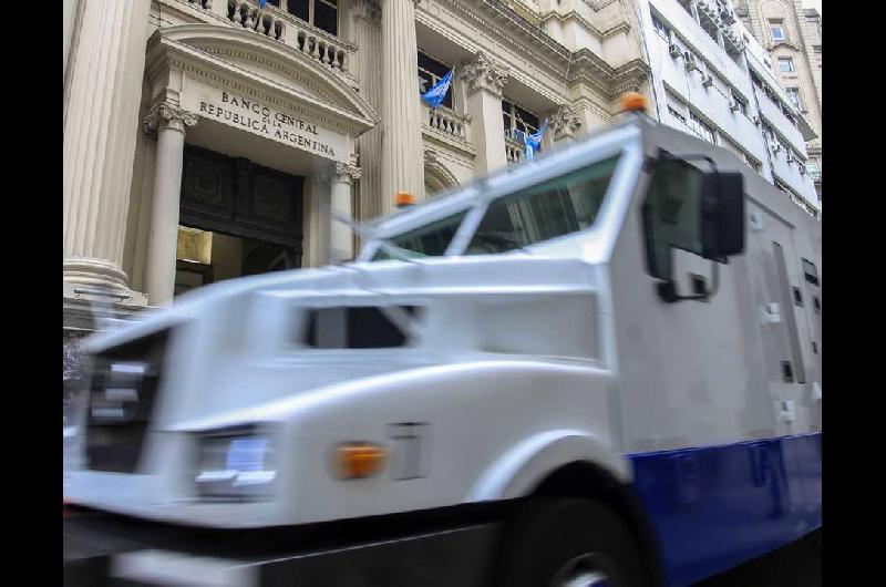 El Banco Central comproacute menos doacutelares y las reservas cayeron maacutes de US 110 millones diarios
