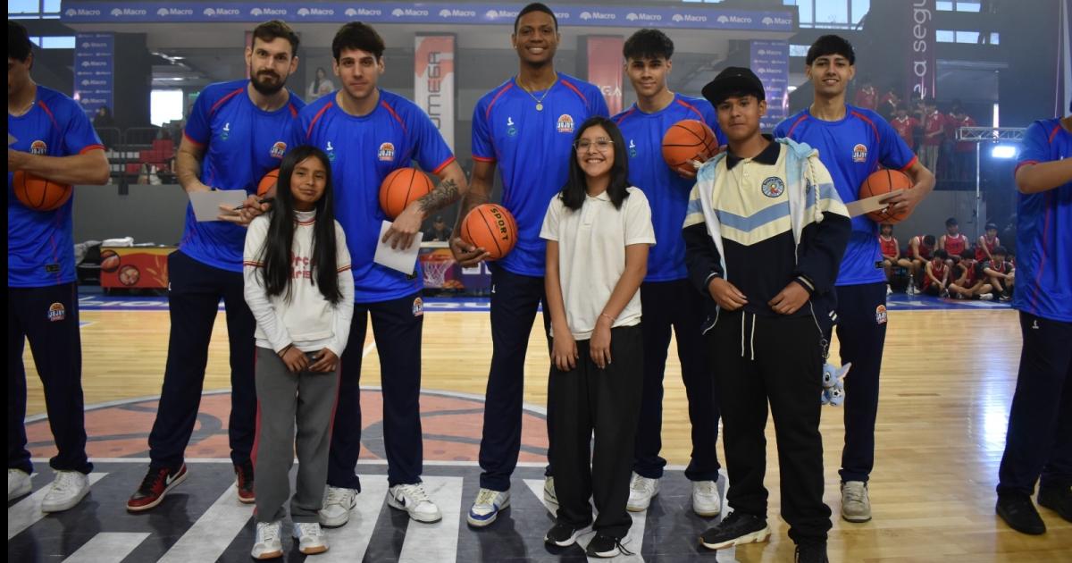 Jujuy Baacutesquet presentoacute el plantel para la temporada 20262027