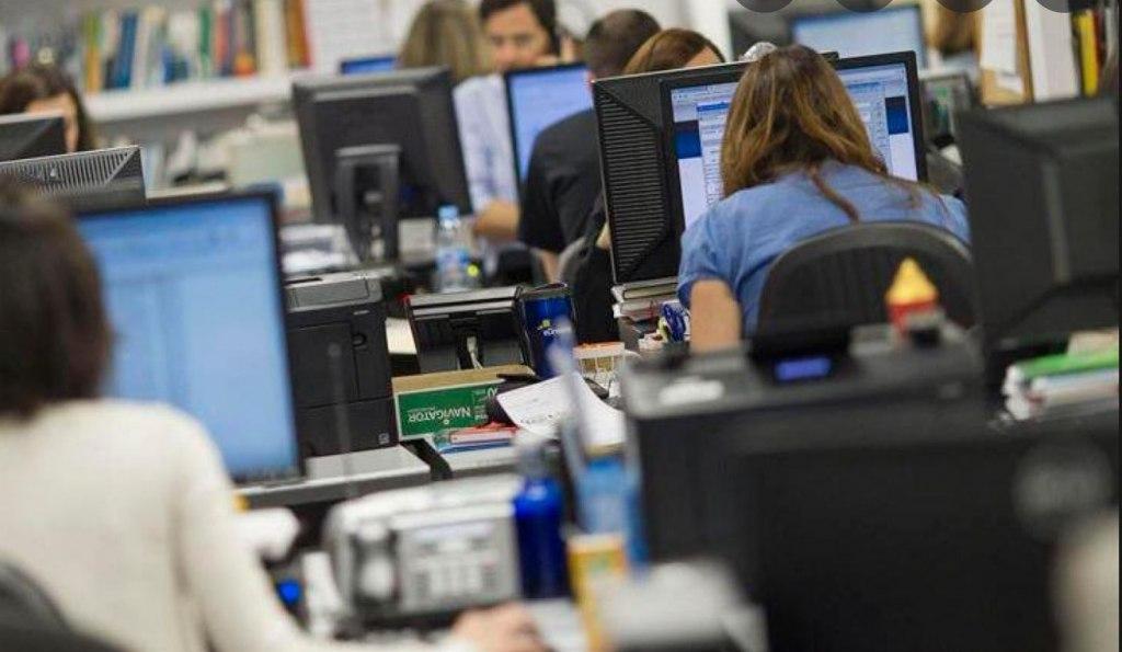 El salario estatal cayoacute un 405-en-porciento- en la era Milei y la mora crediticia se multiplicoacute por 34 en dos antildeos