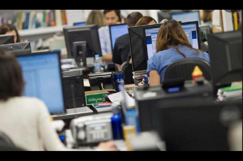 El salario estatal cayoacute un 405-en-porciento- en la era Milei y la mora crediticia se multiplicoacute por 34 en dos antildeos