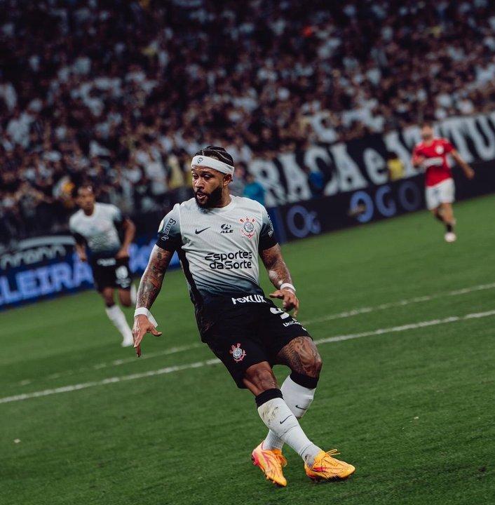 Estudiantes denuncioacute a Memphis Depay ante la Conmebol y pide que se pierda la revancha
