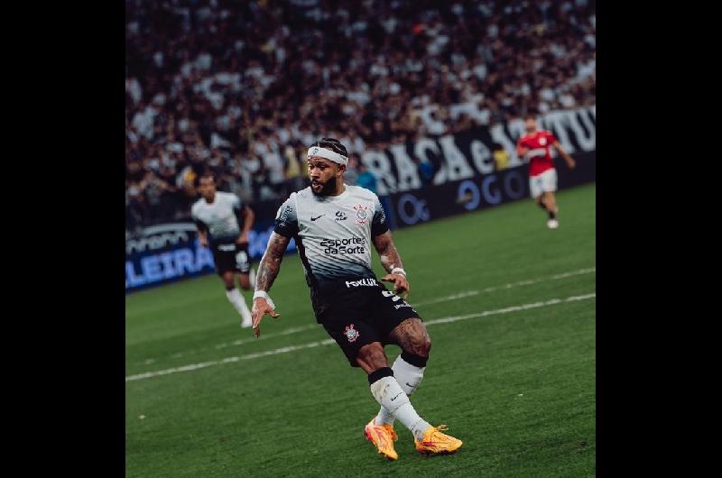 Estudiantes denuncioacute a Memphis Depay ante la Conmebol y pide que se pierda la revancha
