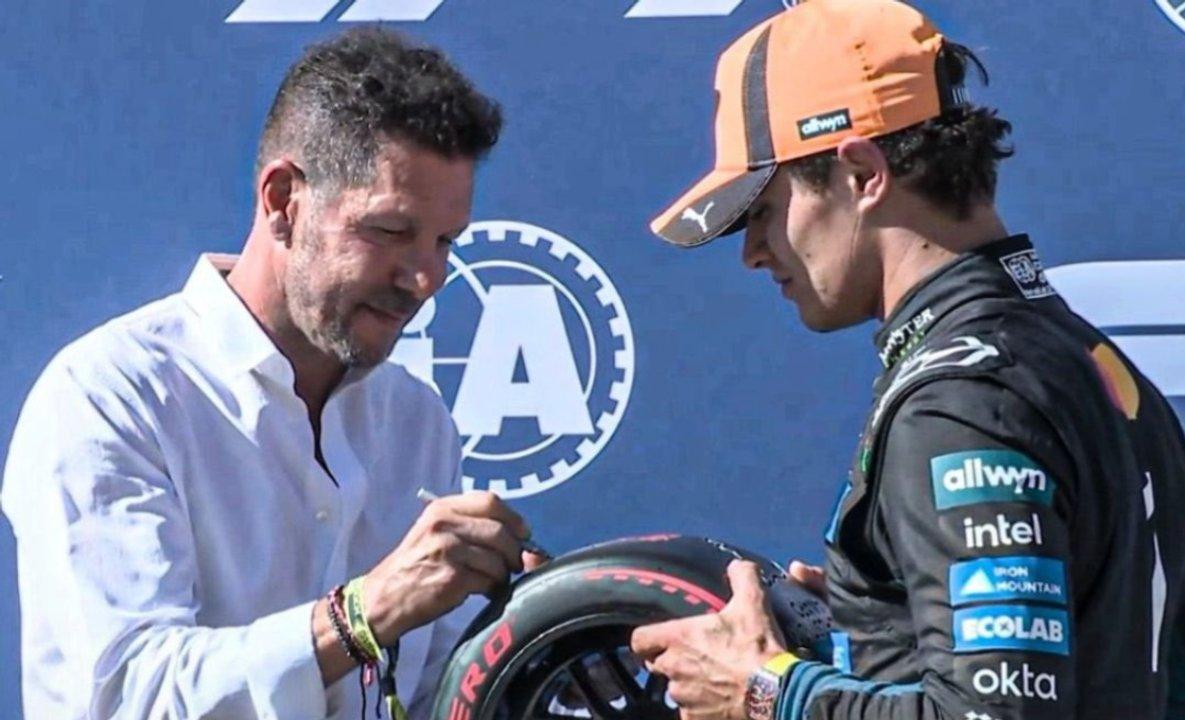 Simeone le entregoacute el premio por la pole position a Lando Norris en el GP de Espantildea
