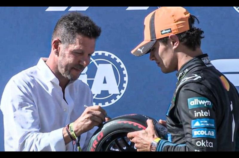 Simeone le entregoacute el premio por la pole position a Lando Norris en el GP de Espantildea