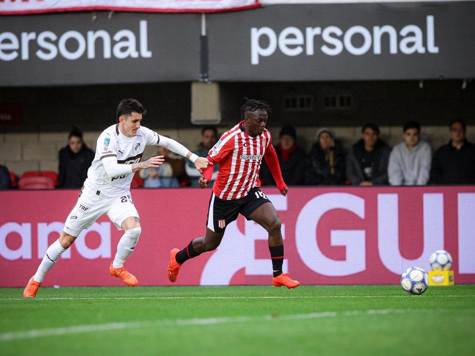 Estudiantes le ganoacute agoacutenicamente a Platense y quedoacute al borde de los playoffs