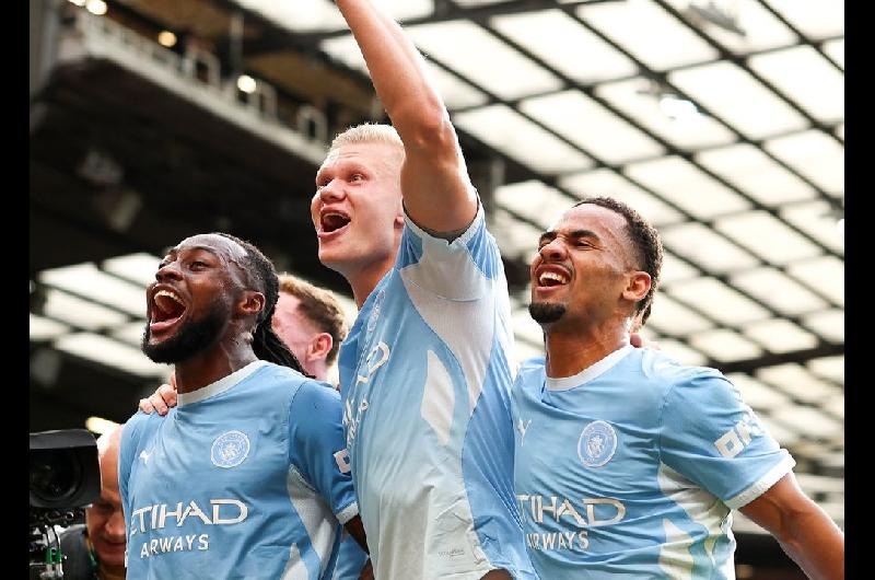Con uno menos el Manchester City le ganoacute 1-0 al United y mantiene su puntaje ideal en la Premier League