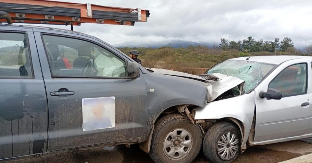 Un hombre murioacute atrapado en su auto tras un choque en un puente