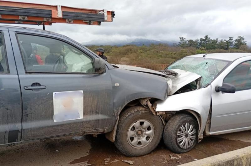 Un hombre murioacute atrapado en su auto tras un choque en un puente