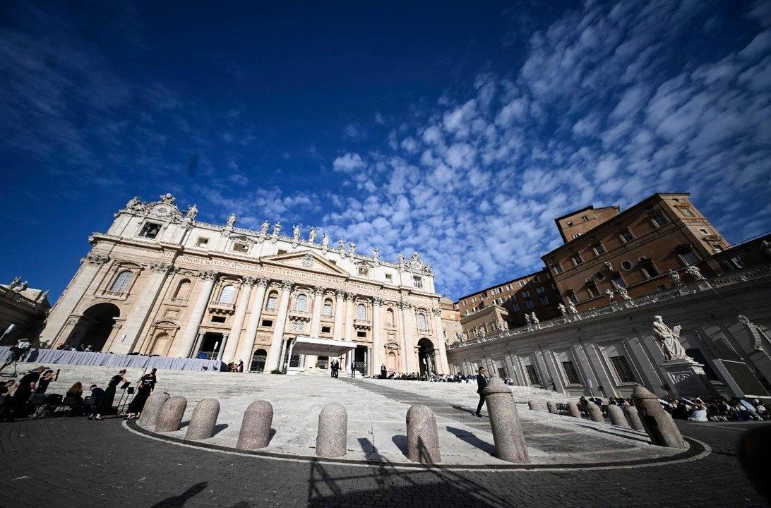El papa Leoacuten revocoacute una reduccioacuten salarial a cardenales y otros funcionarios