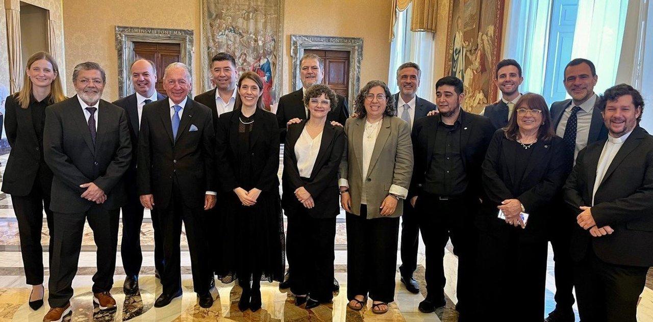 Un sindicalista le entregoacute al Papa Leoacuten XIV un informe criacutetico de la gestioacuten de Milei previo a su visita a Argentina