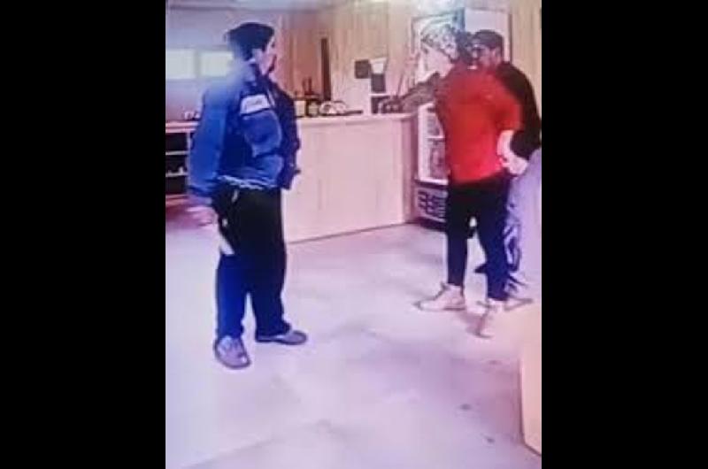 Neuqueacuten- un intendente denuncioacute que un exjefe comunal lo amenazoacute con un cuchillo durante una pelea