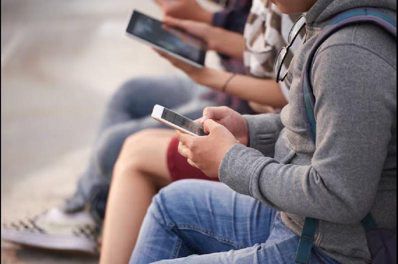La UE limitaraacute el acceso a las redes sociales para menores de 15 antildeos y prohibiraacute su uso antes de los 13