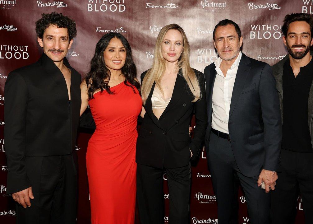 Juan Minujiacuten brilla junto a Salma Hayek en la premiere de la peliacutecula dirigida por Angelina Jolie