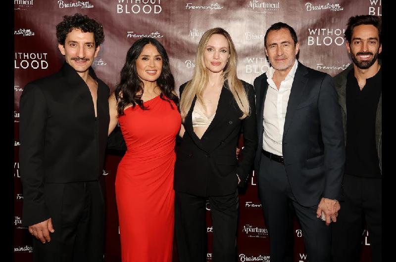 Juan Minujiacuten brilla junto a Salma Hayek en la premiere de la peliacutecula dirigida por Angelina Jolie