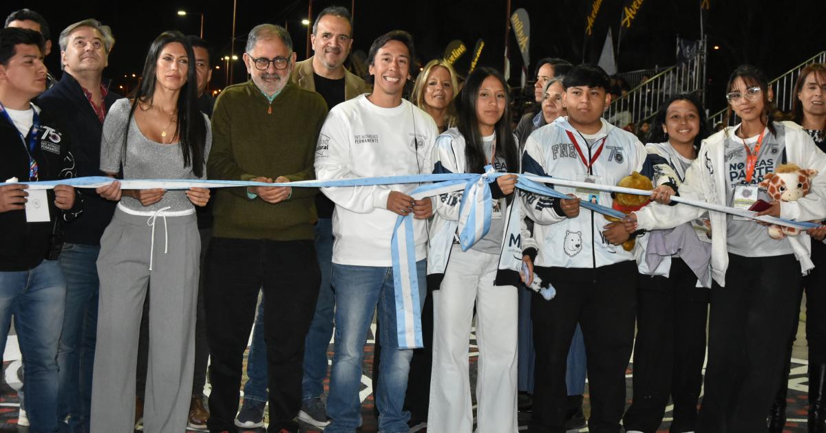 Desfile de carrozas solo hubo corte cintas