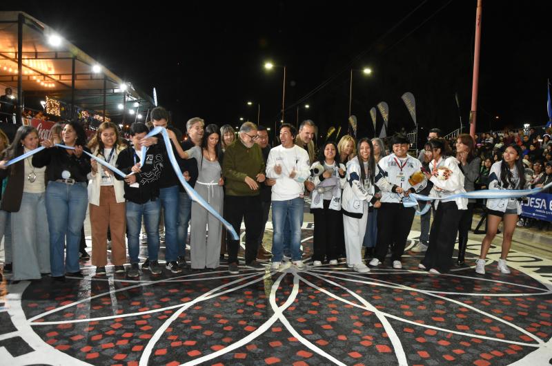 Desfile de carrozas solo hubo corte cintas