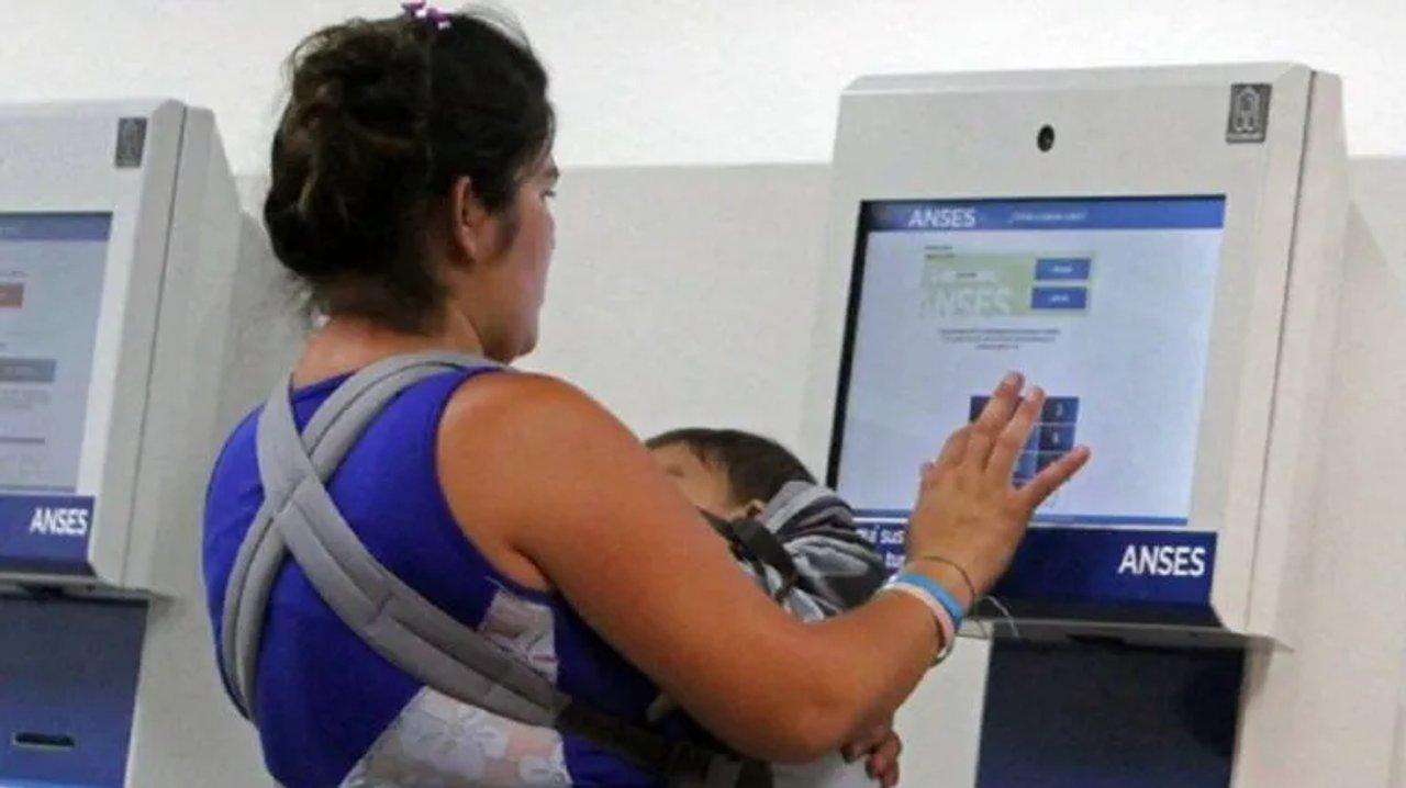El Gobierno automatiza la verificacioacuten de controles de salud y escolaridad para el cobro de la AUH