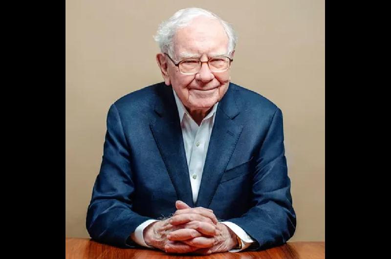 A los 96 antildeos Warren Buffett deja la presidencia de Berkshire Hathaway