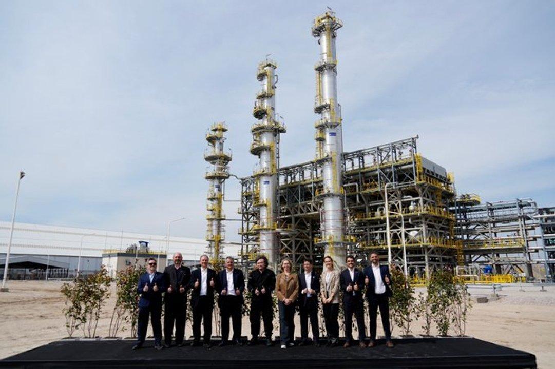 Milei recorrioacute la nueva planta de Compantildeiacutea Mega en Bahiacutea Blanca