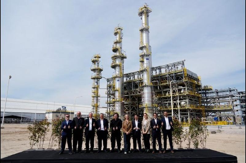 Milei recorrioacute la nueva planta de Compantildeiacutea Mega en Bahiacutea Blanca
