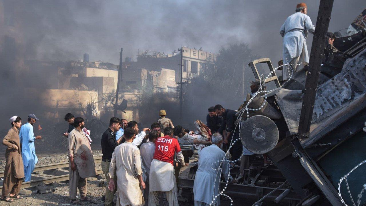Atentado en Pakistaacuten- al menos 21 muertos y maacutes de 100 heridos