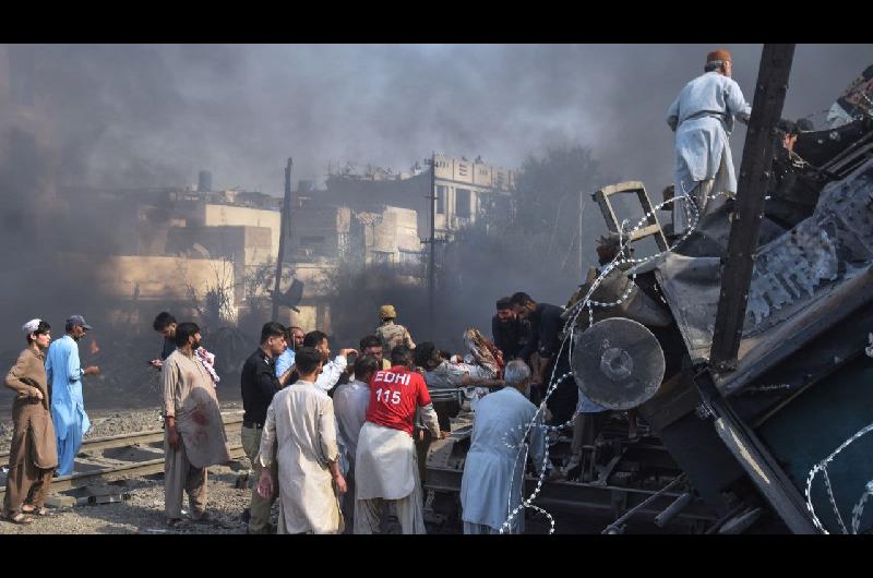 Atentado en Pakistaacuten- al menos 21 muertos y maacutes de 100 heridos