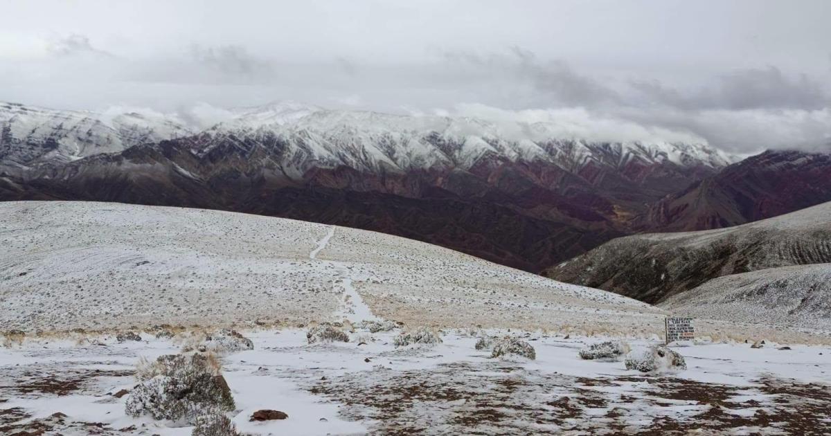 La nieve dejoacute una hermosa estela blanca en El Hornocal