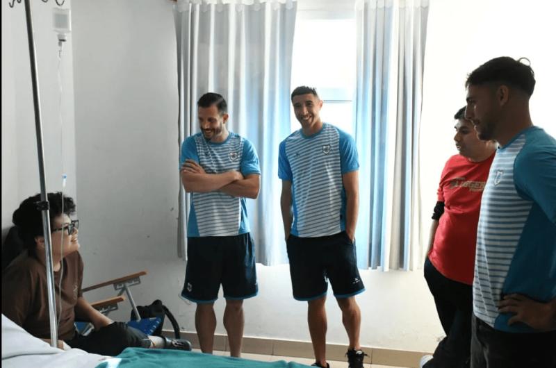 Parte del plantel del Lobo visitoacute el hospital Materno Infantil