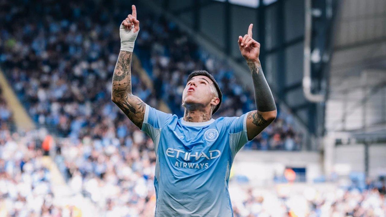 Manchester City aprovechoacute la caiacuteda del Arsenal y trepoacute a la cima de la Premier League tras vencer a Sunderland