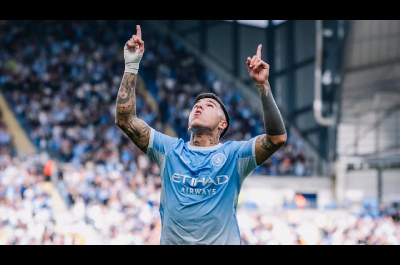 Manchester City aprovechoacute la caiacuteda del Arsenal y trepoacute a la cima de la Premier League tras vencer a Sunderland