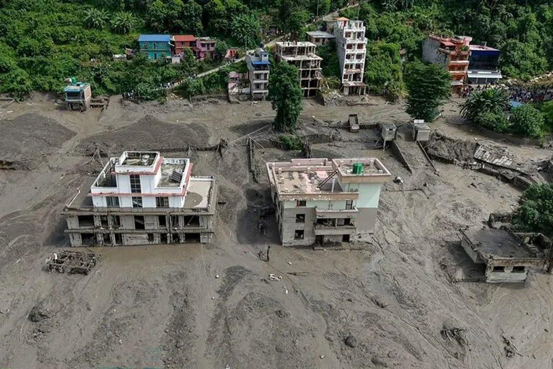 Ya ascienden a maacutes de 1450 los muertos y casi 5800 los desaparecidos por la cataacutestrofe de Nepal