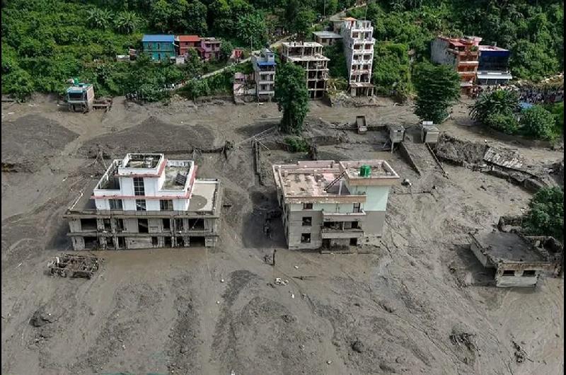 Ya ascienden a maacutes de 1450 los muertos y casi 5800 los desaparecidos por la cataacutestrofe de Nepal