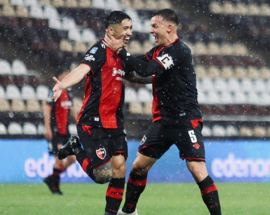 Newellacutes le ganoacute a Platense en Vicente Loacutepez y se metioacute en los playoffs 