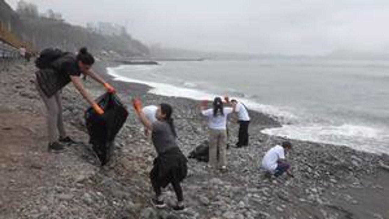 Peruacute- voluntarios y autoridades limpiaron playas de Lima